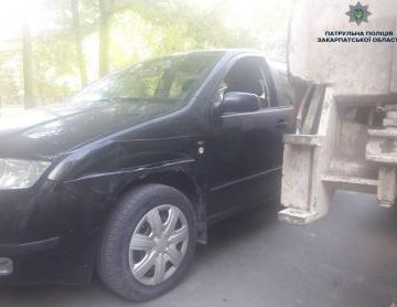 В Мукачево водитель на мусоровозке повредил чужую машину.. и трусливо сбежал (ФОТО)