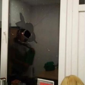 В центре Ужгорода пьяные дебоширы напали на продавщицу с камнем (ФОТО)