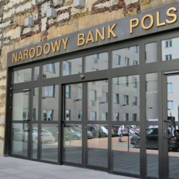 Польские банки начали обслуживать клиентов на украинском языке