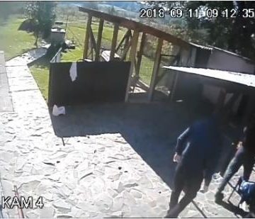 В Закарпатье двое грабителей попались на камеру во время преступления (ВИДЕО)