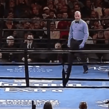 Боксер убежал с ринга сразу после начала поединка
