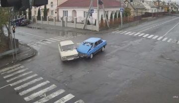 Камеры «поймали» момент жуткого ДТП в Закарпатье: Из разбитой машины вынесли ребёнка (ВИДЕО)
