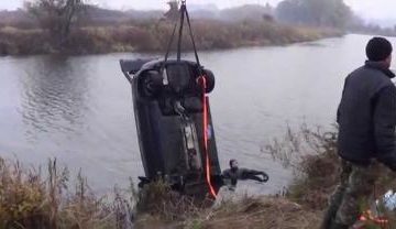 Как в Закарпатье спасатели вытаскивали женщину вместе с машиной из реки