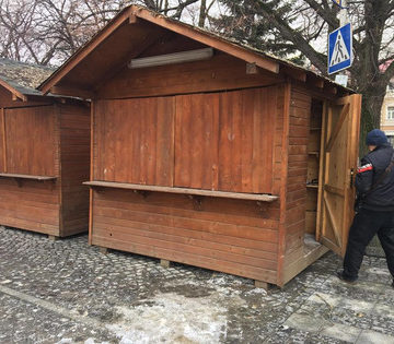 Ярмарочные палатки? На Петефи в Ужгороде установили деревянные домики (ФОТО)
