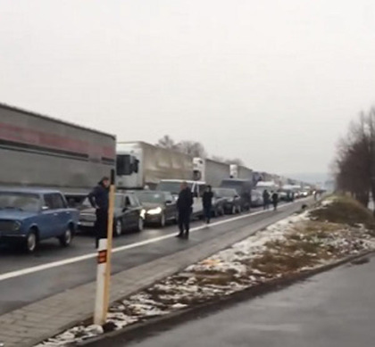 И снова очередь: сотни автомобилей застряли на словацкой границе (ФОТО)