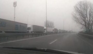 В Закарпатье водители застряли в многокилометровой очереди на границе с Венгрией (ВИДЕО)