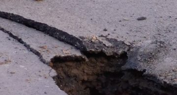 Дыра ужаса: На выезде из Ужгорода из неоткуда образовалась трёхметровая пропасть в дороге (ВИДЕО)