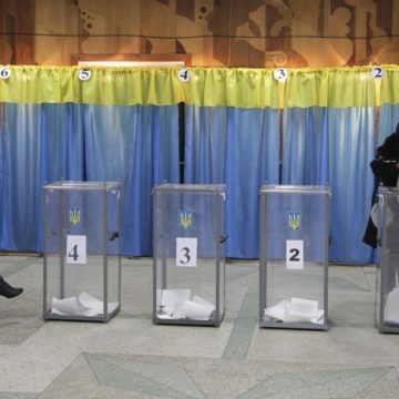 С мыслями о президентских: как в Украине выбирали местную власть